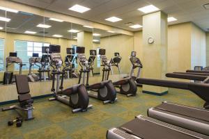 ナッシュビルにあるSpringHill Suites by Marriott Nashville Vanderbilt/West Endのトレッドミルやエリプティカルが多いジム