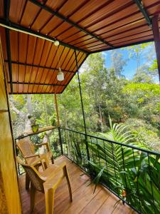 エッラにあるWonder Tree Lodgeのバルコニー(テーブル、椅子付)