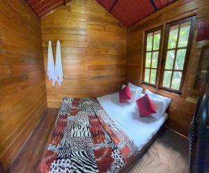 エッラにあるWonder Tree Lodgeの木製の壁の部屋にあるベッドのある寝室