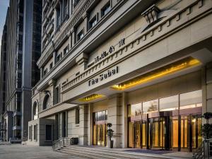 西寧市にあるThe Sebel Xining-Managed By Sofitelの側面に看板がある建物