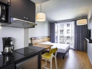 Η κουζίνα ή μικρή κουζίνα στο Aparthotel Adagio Access La Défense Puteaux