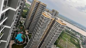 une vue aérienne d'un grand bâtiment à côté de l'océan dans l'établissement Selena, à Long Bình