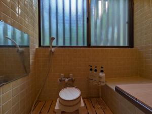 嬬恋村にあるVilla LEXIA北軽井沢のトイレと窓のあるバスルーム +18枚の写真