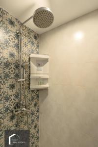 un baño con ducha con ducha en Cozy apartment by the sea F410, en Nai Yang Beach