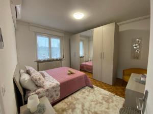 a bedroom with a bed with a pink blanket at Stay Friuli Pordenone 3 Camere in Pordenone