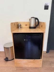 a television with a tea kettle on top of it at Pine Suit in Çamlıhemşin