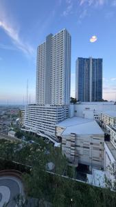 a view of a city with tall buildings at Apart Anderson in Surabaya