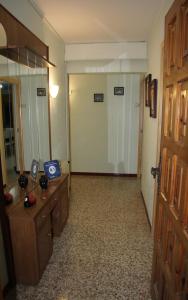 ein Bad mit einem Waschtisch und einer Tür in einem Zimmer in der Unterkunft CASA LA FÀBRICA in Horta de San Joan