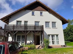 una gran casa blanca con balcón en Apartman Janky 299, en Trutnov