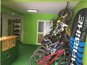 Un montón de bicicletas están alineadas en una habitación en Bike-Hotel Abete, en San Giovanni Rotondo