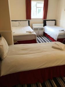 Un pat sau paturi într-o cameră la Southend Guest House - Close to Beach, Train Station & Southend Airport