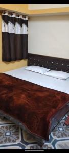 Ένα ή περισσότερα κρεβάτια σε δωμάτιο στο Shikhar guest house