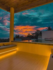 balcón con vistas a la puesta de sol en Villa Sabanya Sea View, en Ban Nua 13 fotos más