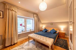 a bedroom with a bed and a window at Villa Margaret Centrum Regeneracji i Odnowy Biologicznej in Lądek-Zdrój