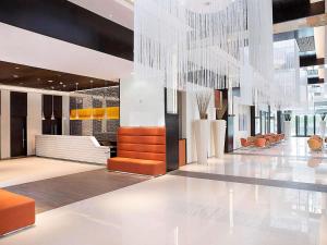 Un vestíbulo de un hotel con una lámpara de araña en Ibis One Central - World Trade Centre Dubai, en Dubái