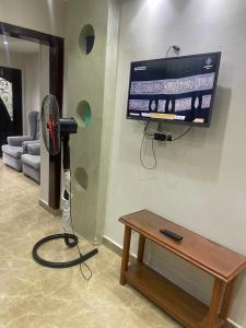 ein Zimmer mit Fernseher, Ventilator und Tisch in der Unterkunft Leila Home Garden - Maamourah Beach in Alexandria