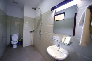 A bathroom at UCT Taunggyi Hotel