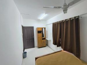 Habitación con cama, puerta y ventana en Harmony Residence, en Trivandrum