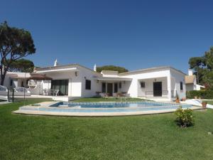 una casa con piscina en un patio en Vila Ninita, en Vilamoura