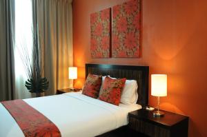 Una cama o camas en una habitación de Marina Oriental Hotel