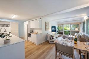 Η κουζίνα ή μικρή κουζίνα στο Noosa Hideaway 2BR Little Cove, 200m to beach +14 φωτογραφίες
