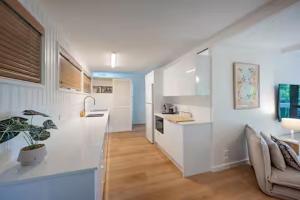 Η κουζίνα ή μικρή κουζίνα στο Noosa Hideaway 2BR Little Cove, 200m to beach