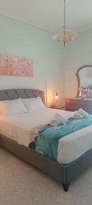 ein großes Bett in einem Schlafzimmer mit in der Unterkunft Maria GuestHouse in Aliveri + 38 Fotos