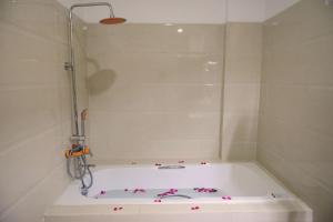 A bathroom at UCT Taunggyi Hotel