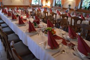 Restaurace v ubytování Gästehaus Zur schönen Aussicht
