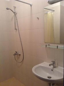 A bathroom at Apartment Sredetz