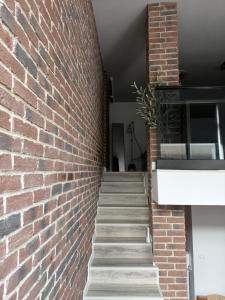 Una pared de ladrillos con escaleras que conducen a ella. en The Brick Studio, en Colentina