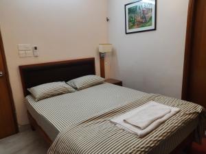 Giường trong phòng chung tại Elegant 3BR Apt with Banani Views ,Great Location