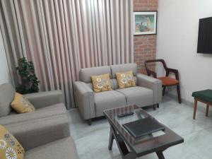 Khu vực ghế ngồi tại Elegant 3BR Apt with Banani Views ,Great Location