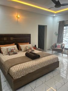 Ένα ή περισσότερα κρεβάτια σε δωμάτιο στο VELVET VIBES VILLA Near Islamabad Airport