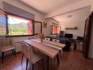 Μια τηλεόραση ή/και κέντρο ψυχαγωγίας στο Apartamento JUMIDOSIV