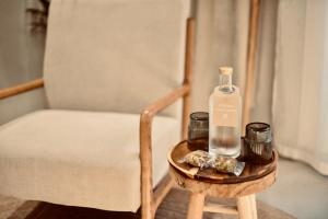 une bouteille d'eau sur une table à côté d'une chaise dans l'établissement Exclusive Rooms at Boutique Arte, à Palerme 70 autres photos