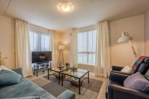 una sala de estar con un sofá y una mesa en Vakantiewoning maas en waal 90, en Ewijk