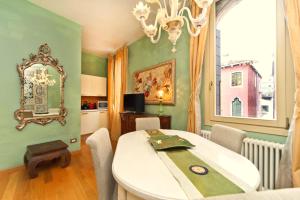 a dining room with a table and a mirror at Allegretto Rialto in Venice