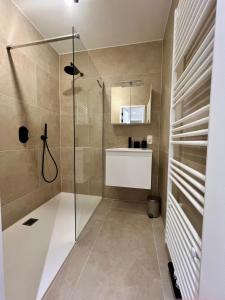 un bagno con doccia in vetro e lavandino di Luxury 2 bedroom apartment in the heart of Ostend a Ostenda