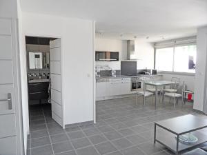 Una cocina o zona de cocina en Apartment Les Bermudes