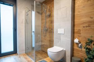a bathroom with a toilet and a shower at Apartmán s terasou Stará mlékárna Klatovy in Klatovy