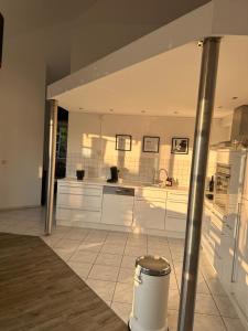 Η κουζίνα ή μικρή κουζίνα στο Penthous WaldOase am Naturschutzgebiet