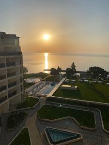 ヴァルナ・シティにあるAzure Infinity - Sea view, Pools & SPA - Over the Sea and Under the Skyの建物から見える夕日の景色 +36枚の写真
