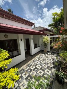 una casa con una pasarela de piedra delante de ella en New mahi mahi villa, en Dikwella