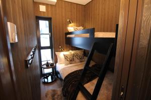 Giường trong phòng chung tại Fjällbäcken Pool and Padel