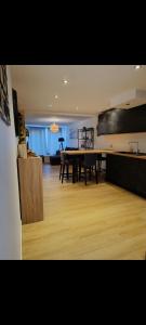 Kuchyň nebo kuchyňský kout v ubytování 70 m2 apartment