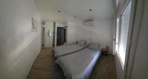 a bedroom with two beds and a window at Villa-appartement de 70 m2 à Agde in Agde