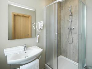 Un baño con lavabo y ducha en Ibis Riga Centre, en Riga 54 fotos más