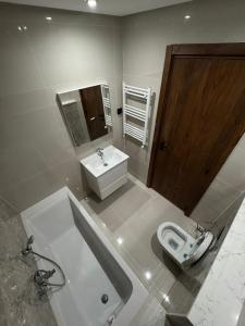 El Aouina StationにあるDiamond apartmentの洗面台とトイレを備えた白いバスルーム +11枚の写真