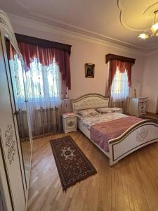 ギュムリにあるMarMar Guest House - Bigのベッドルーム1室(ベッド1台、ラグ付)